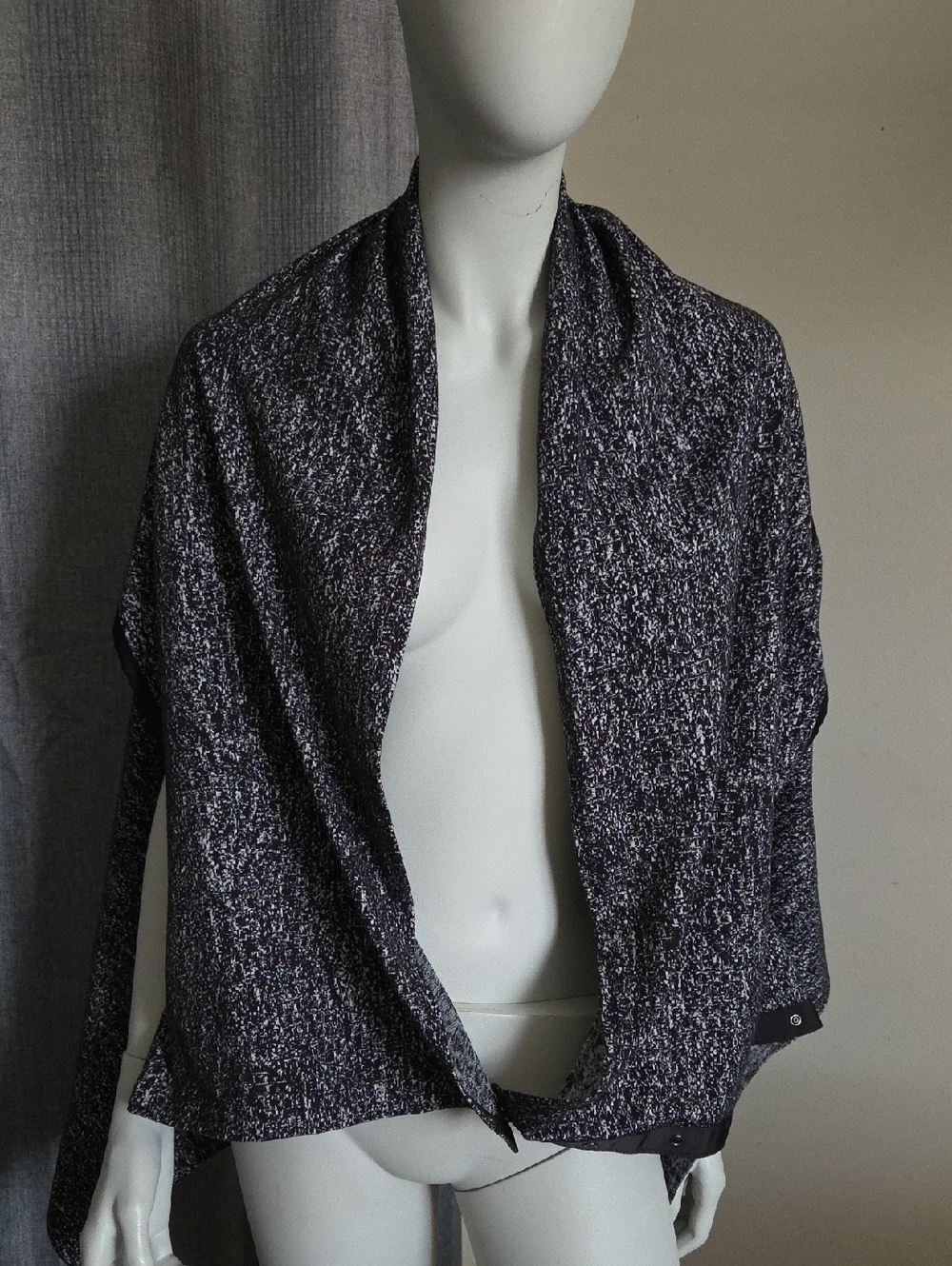 NWOT Lululemon Vinyasa Wrap Scarf Snaps & Arm Holes In Dark Heather Gray